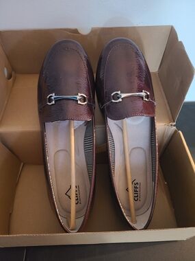 New sz 11 Womens Cliffs By White Mountain Glowing Slip On Shoes Loafers Burgundy